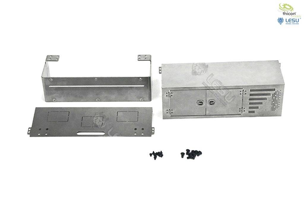 Metalowy zestaw obudowy ze śrubami na białym tle. Zawiera trzy duże elementy do montażu.
