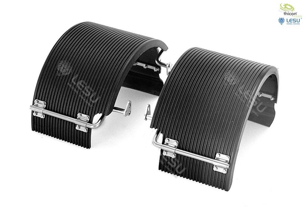 Dwa żebrowane, czarne błotniki z srebrnym mocowaniem leżą obok siebie na białym tle.