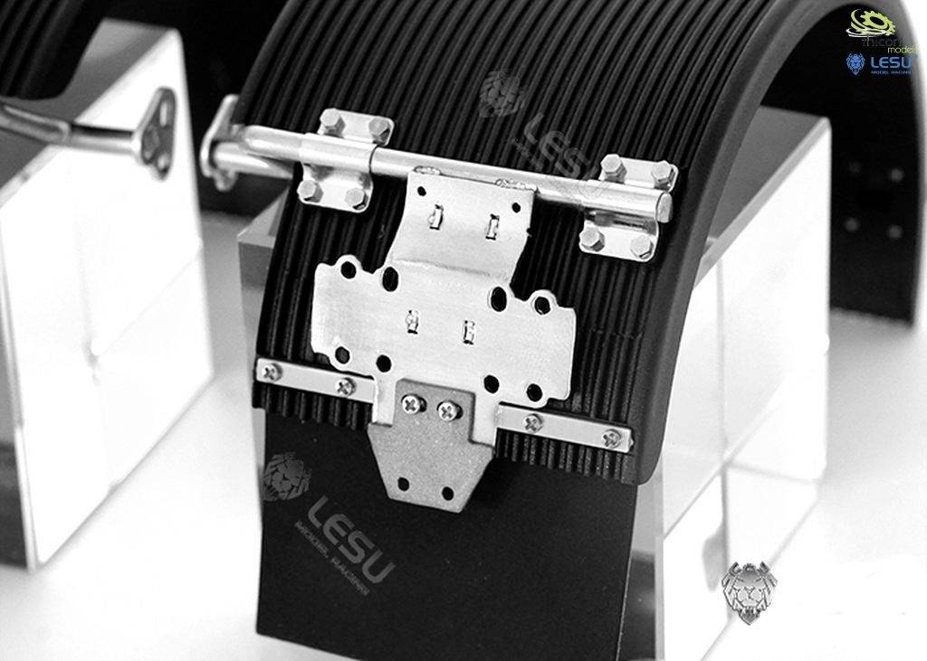 Czarna sprężyna amortyzatora do pojazdów RC z srebrnym mocowaniem na białym tle.