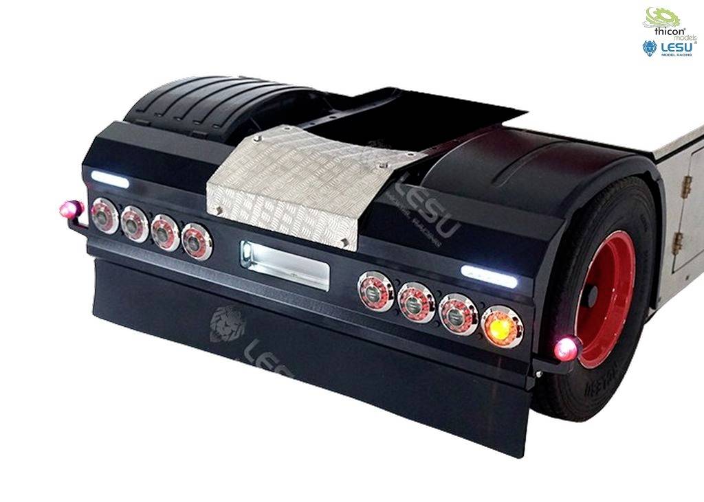 Czarny tylny model samochodu ciężarowego z czerwonymi felgami, lampami LED i tylnymi światłami ułożonymi w rzędzie, na białym tle.