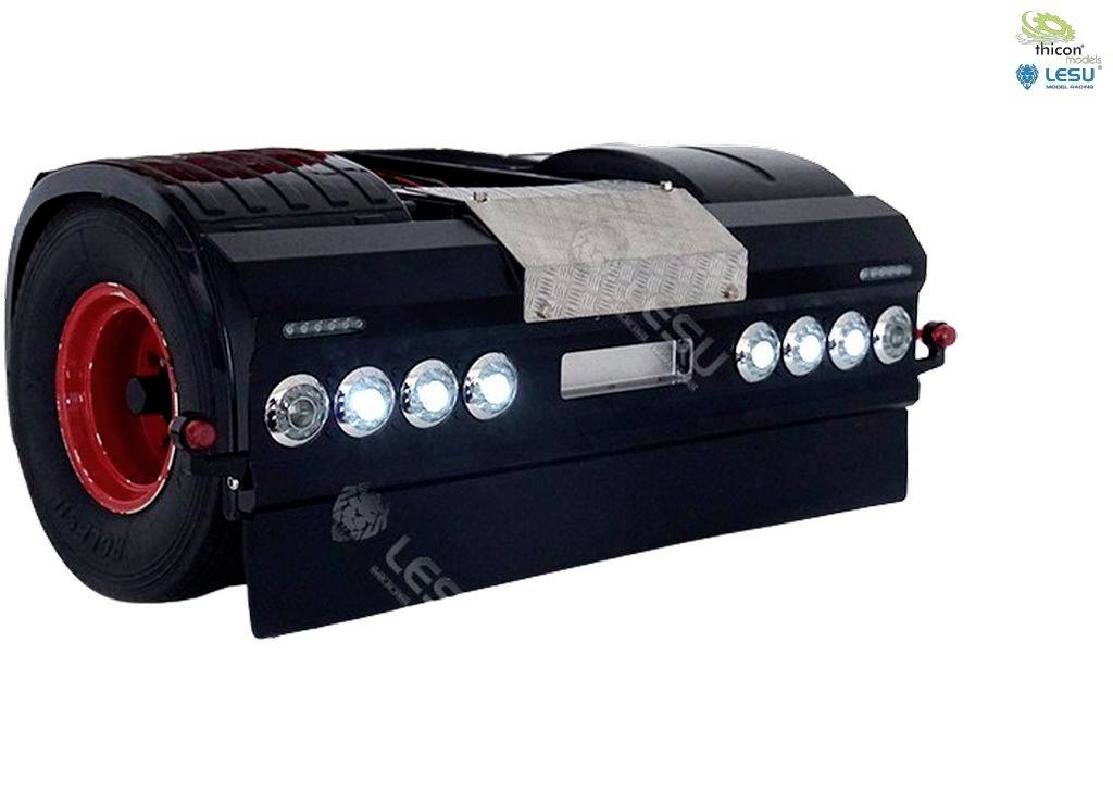 Prezentowany jest czarny model ciężarówki z czerwonym kołem i kilkoma białymi reflektorami z przodu. Jest to bardzo dokładnie odwzorowany model pojazdu.