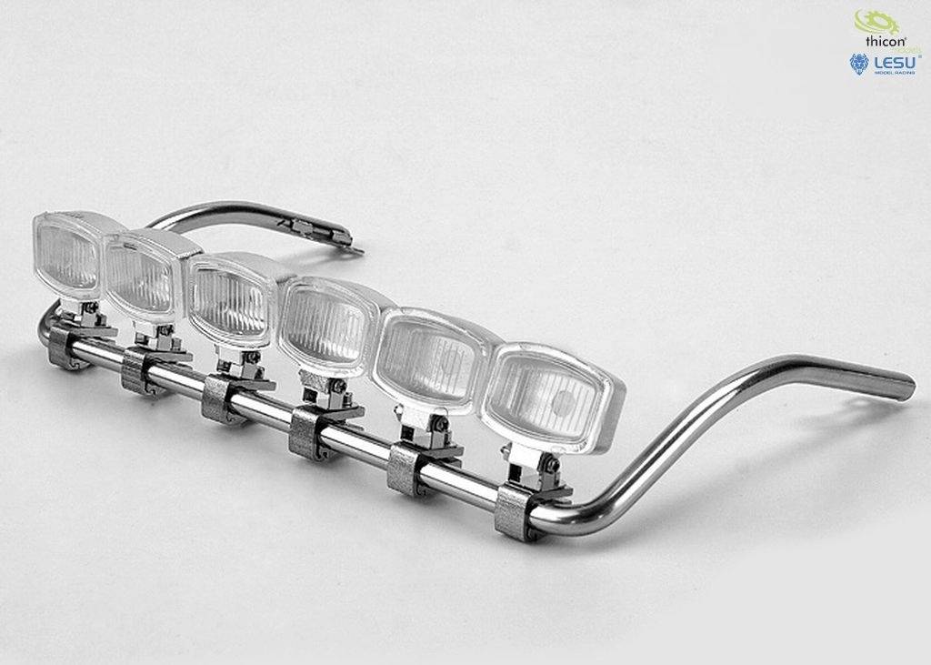 Zestaw sześciu prostokątnych reflektorów zamontowanych na chromowanej belce, przeznaczony dla pojazdów użytkowych.