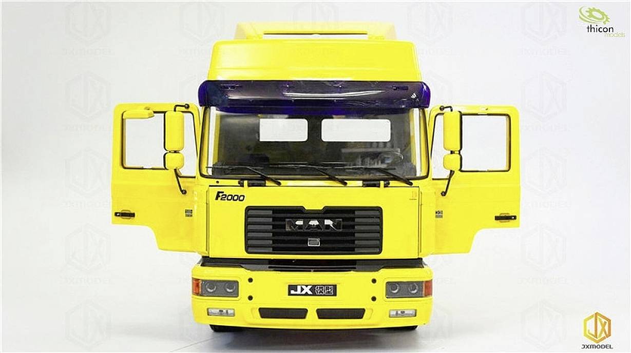 Żółta ciężarówka z widokiem na otwarte drzwi przednie. Przód pojazdu z widoczną kabiną kierowcy i logo firmy po prawej stronie.