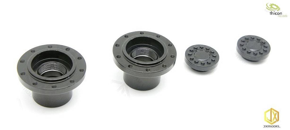 Cztery czarne elementy modelarskie o różnych rozmiarach i wzorach wypustek leżą na białej powierzchni.