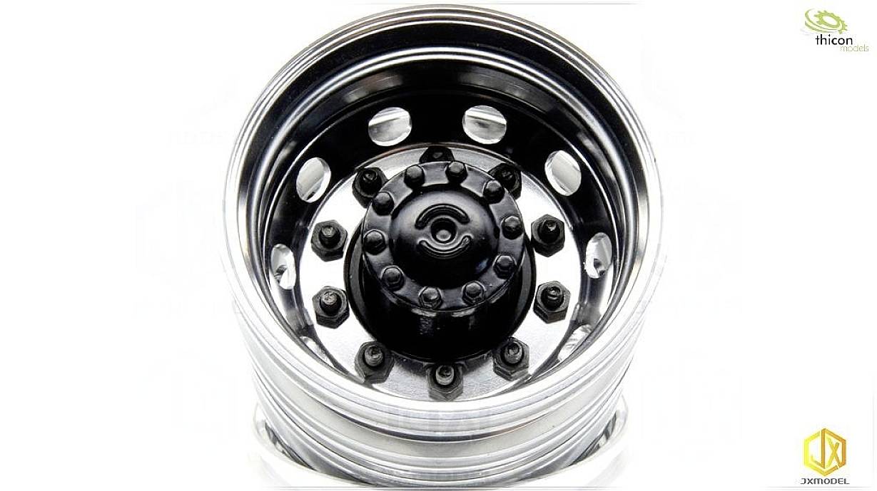 Metalowy opór koła samochodowego z wieloma widocznymi śrubami pośrodku, masywna konstrukcja, logotypy marki w górnym i dolnym prawym rogu.