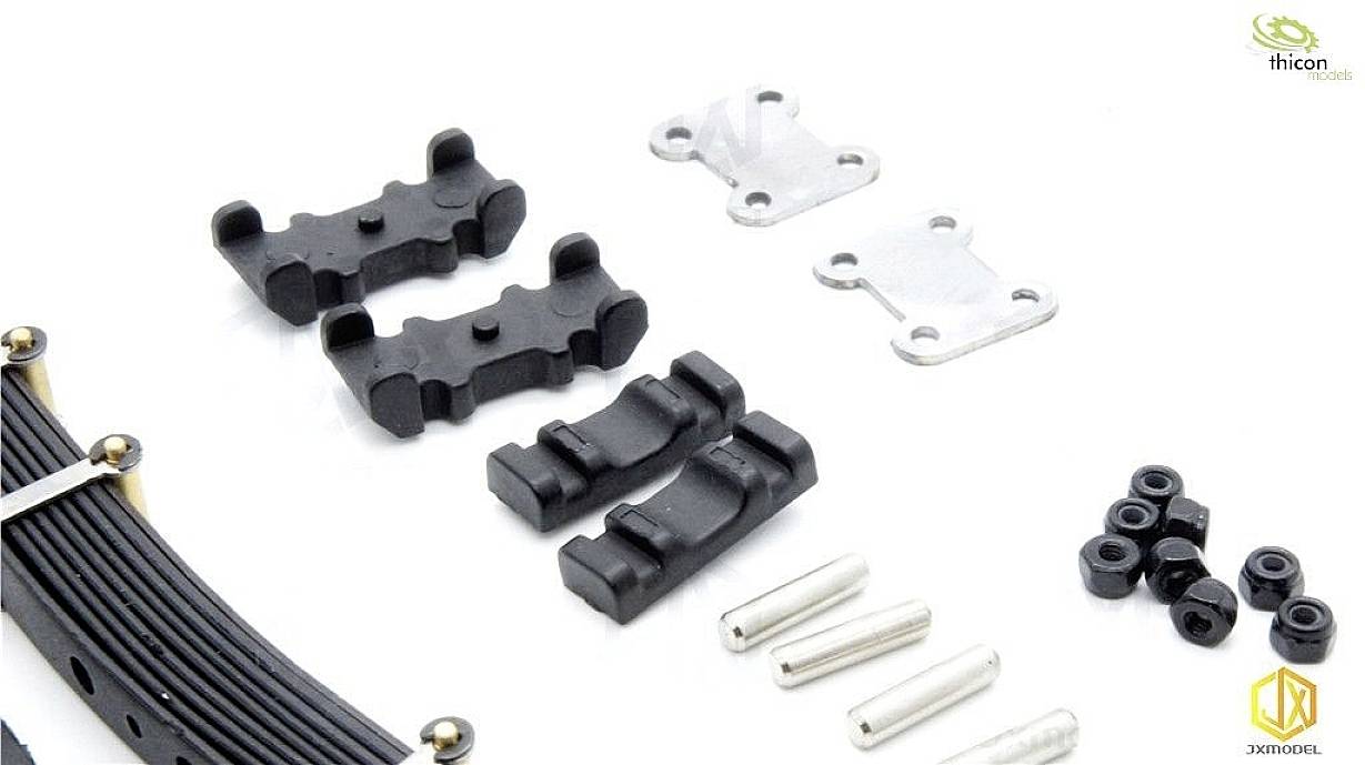 Różne części i komponenty modelu, w tym czarne elementy gumowe, metalowe pręty i małe elementy łączące, umieszczone na białym tle.
