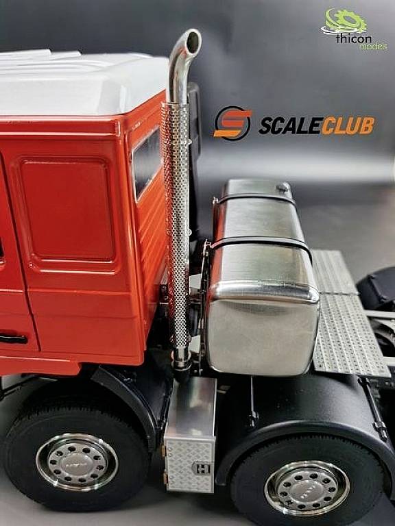 Modelowy samochód ciężarowy w kolorach czerwonym i czarnym, z rurą wydechową ze stali nierdzewnej i widocznym logo 'ScaleClub'.