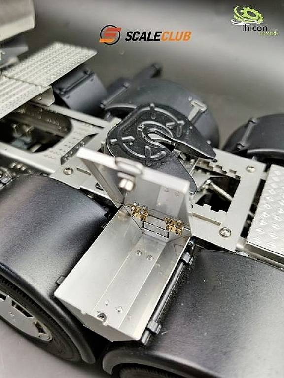 Model podwozia ciężarówki z oponami i zdejmowanym modułem, z logotypami 'ScaleClub' i 'thicon models' poniżej.