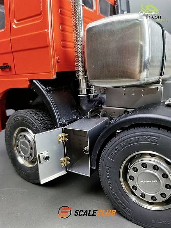 Czerwona ciężarówka w skali modelu, prezentująca szczegółowe opony i metalowe elementy. Widoczne są logo marek 'Scale Club' i 'Thicon'.