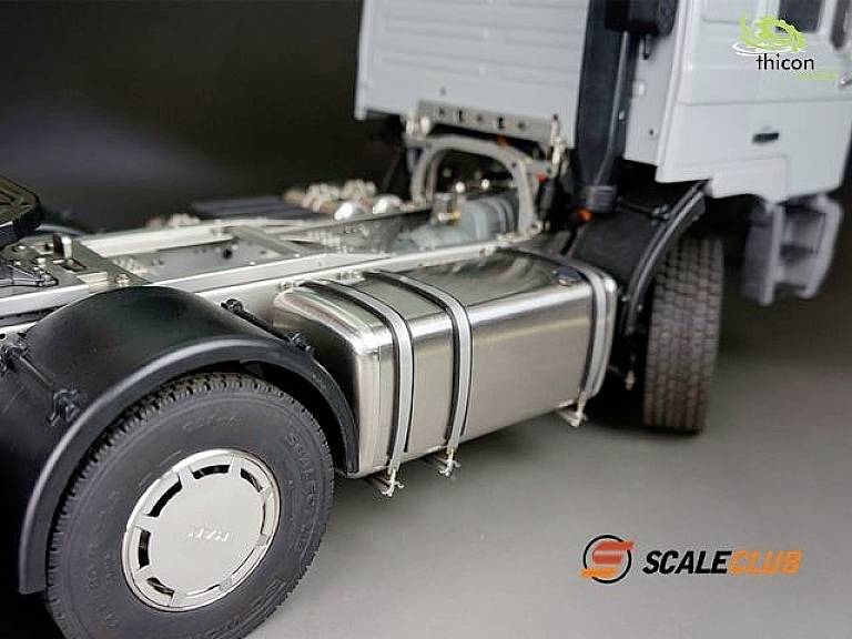 Model ciężarówki z odsłoniętym podwoziem i srebrnym zbiornikiem. Logo 'Scale Club' i 'thicon' w prawym górnym rogu.