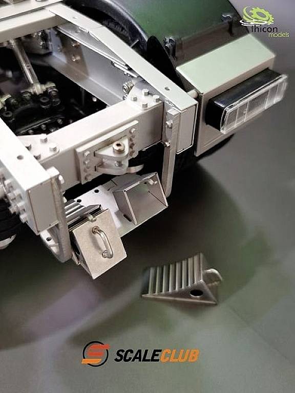 Zbliżenie szczegółowo wykonanego modelu pojazdu z widoczną metalową konstrukcją i zdejmowanymi elementami. Widoczne są logo 'Thicon models' oraz 'Scale Club'.