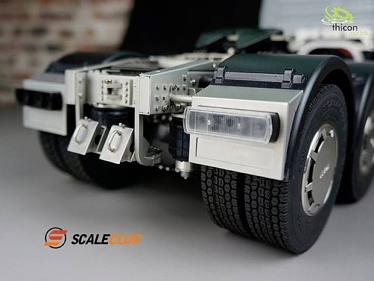 Modelowe podwozie ciężarówki ze szczegółowo wykonanymi tylnymi kołami i zderzakami. Widoczne są logo 'Scaleclub' i 'thicon models'.