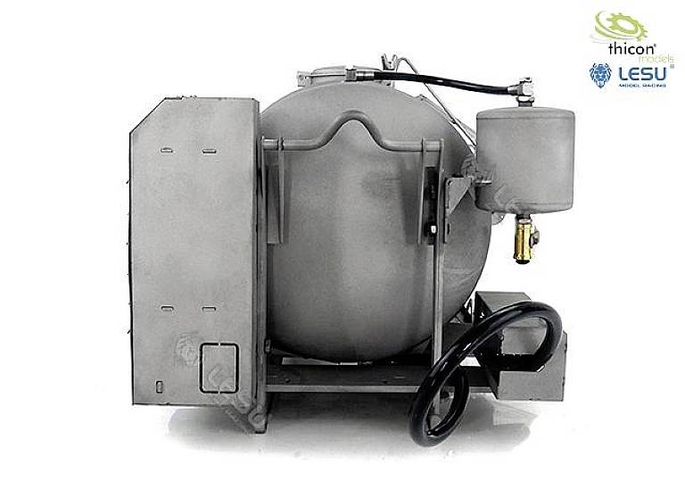 Szary kompresor powietrza z cylindrycznym zbiornikiem, wskaźnikiem ciśnienia i przewodami rurkowymi. Logo marki widoczne są w prawym górnym rogu.