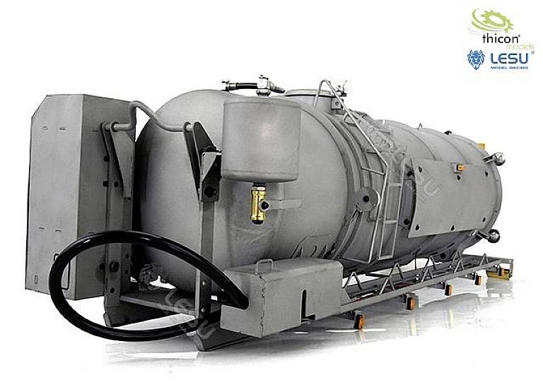 Szary model czołgu na stoisku, otoczony kablami. Logotypy 'thicon models' i 'LESU Model Racing' w prawym górnym rogu.