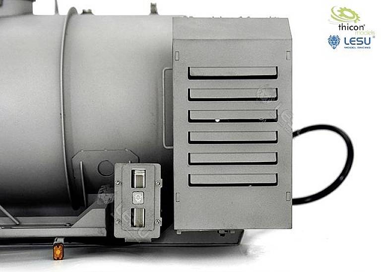 Przemysłowy szary metalowy kompresor z otworami wentylacyjnymi; logo firm 'thicon models' i 'LESU' w prawym górnym rogu.