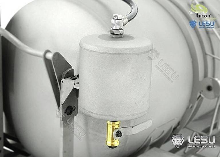 Zbliżenie szarego cylindrycznego zbiornika ciśnieniowego z złotym zaworem i przewodem przyłączeniowym, logo Lesu w prawym górnym rogu.