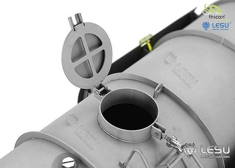 Szare metalowe rurociąg z otwartą okrągłą pokrywą od góry, elementy oznaczone na żółto, widoczne logo marki.