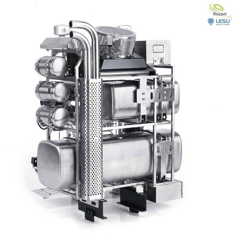 Srebrny, techniczny model silnika z rurami i cylindrami na szarym tle.