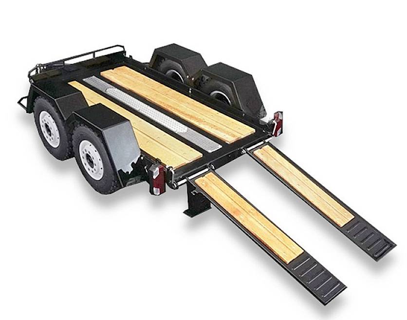 Czarny, dwuosiowy przyczepa z podłogą drewnianą i wysuwnymi rampami, odpowiednia do transportu pojazdów lub ciężkich ładunków.