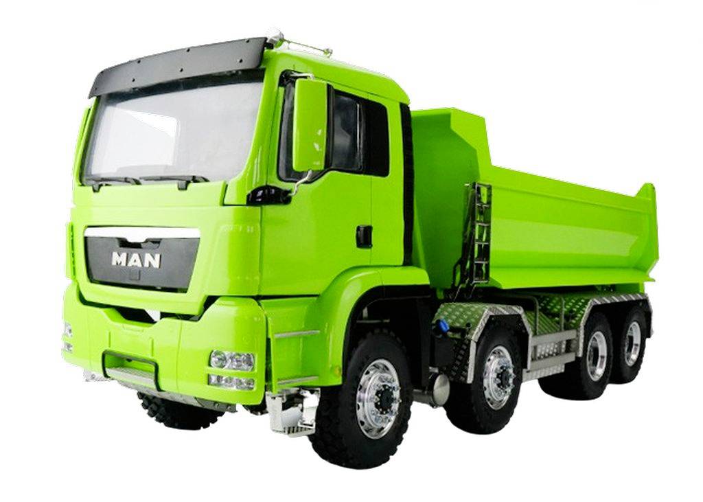 Zielony samochód ciężarowy z wywrotką stoi na białym tle. Truck ma trzy osie i jest odpowiedni do transportu ciężkich ładunków.