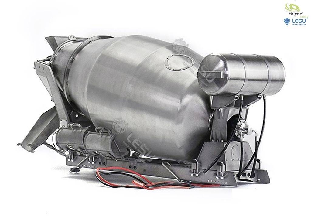 Przemysłowa turbina w wykonaniu metalicznym z podłączeniami kablowymi i zbiornikiem, umieszczona na podstawie podłogowej.