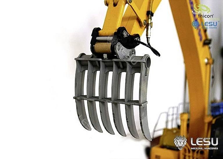 Żółta koparka z dużą, metalową łyżką na białym tle. W prawym górnym rogu logo Thicon i LESU.