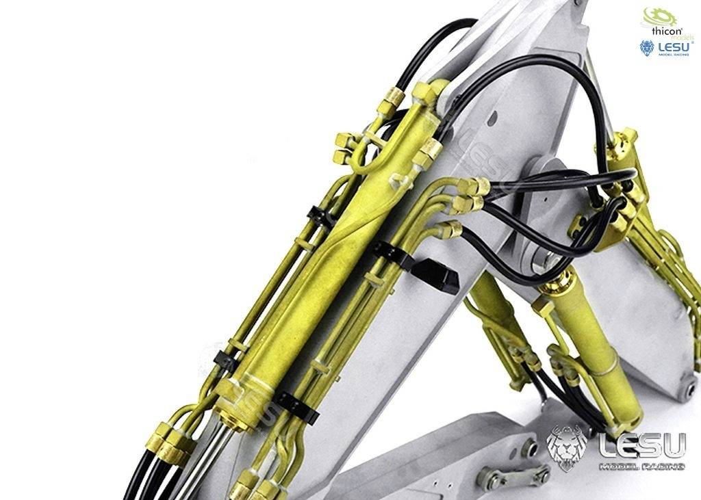 Widoczny jest hydrauliczny ramienny manipulator z żółtymi i czarnymi przewodami. W tle widoczne są logo firm 'lesu' i 'thicon'.
