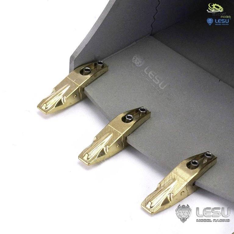 Szara metalowa płyta z trzema brązowymi zawiasami. W prawym górnym rogu widoczne logo 'models LESU'. Odpowiednia do budowy modeli pojazdów.