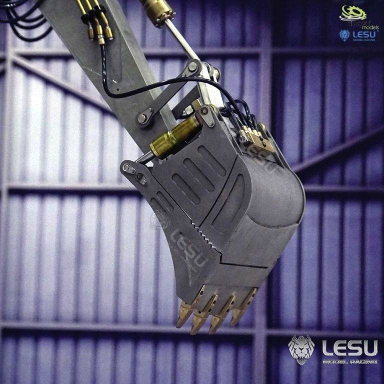 Zbliżenie dużego hydraulicznego ramienia koparki z metalowym chwytem, używanego do ciężkich prac podnoszących i kopiących.