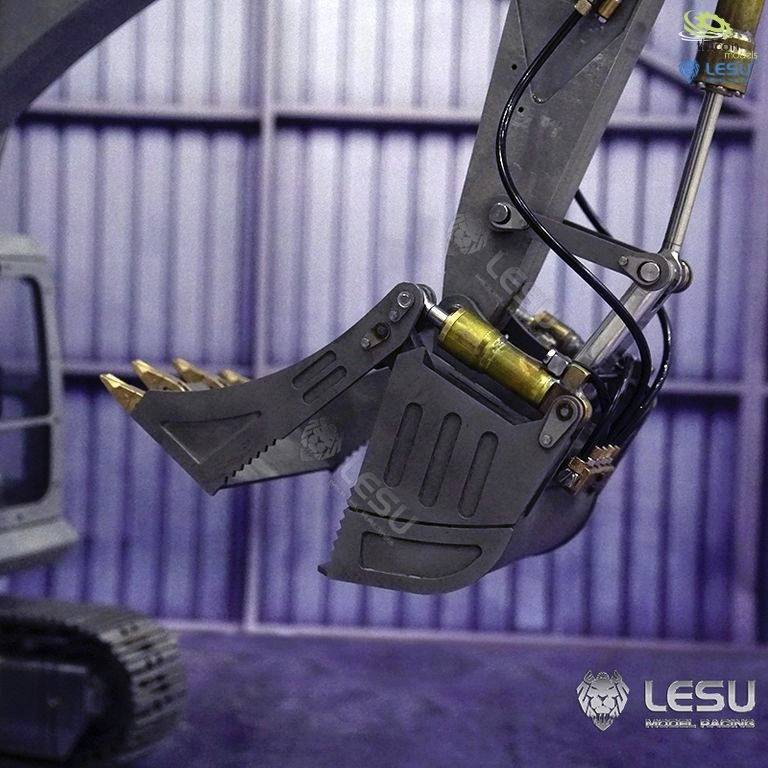 Ramię koparki z chwytakiem w magazynie. Wyraźnie widoczne są hydrauliczne przewody oraz nazwa marki 'LESU' na elementach wyposażenia.