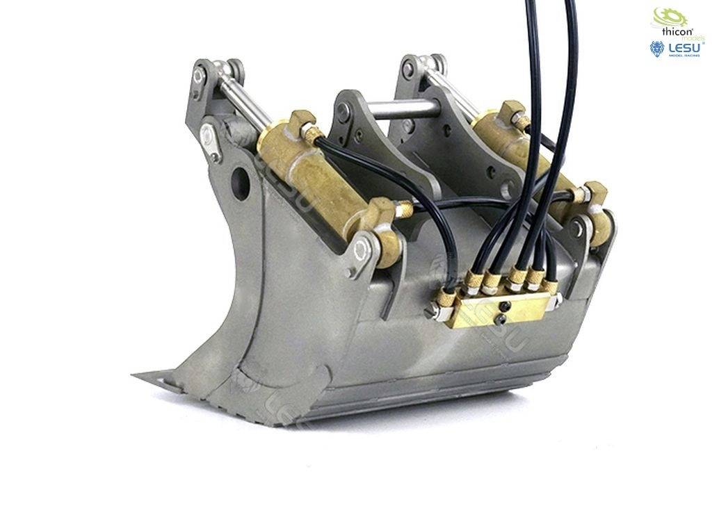 Metalowa łyżka koparki z hydrauliką, wyposażona w wielokrotne złącza i kable, odpowiednia do modelarstwa lub projektów mechanicznych.