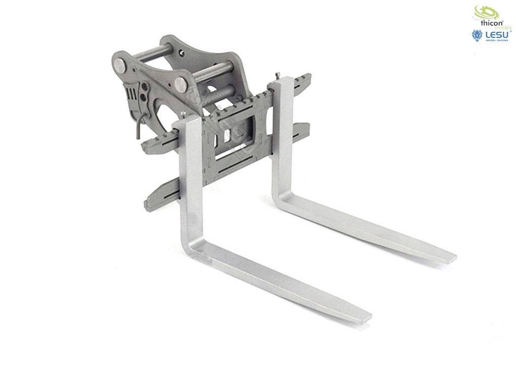 Budowa wózka widłowego z mechanizmem podnoszenia i przechylania; wykonana z metalu, odpowiednia do zamocowania na modelach lub przedmiotach kolekcjonerskich.