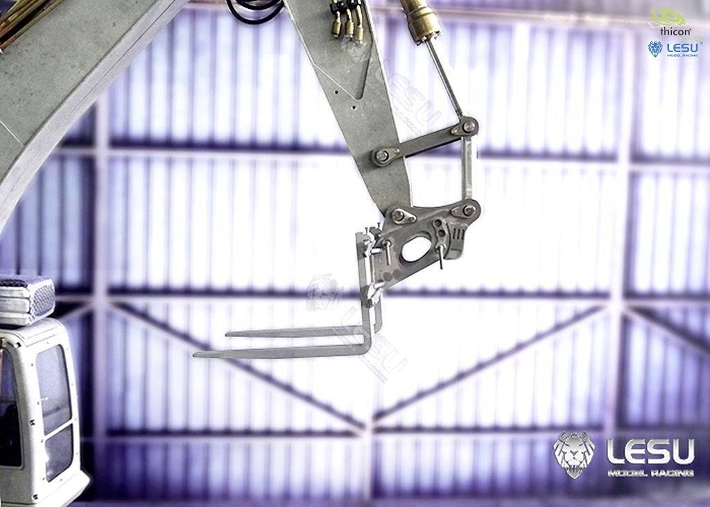 Ramię chwytające pojazdu przemysłowego ukazuje strukturę metalową i komponenty hydrauliczne na tle falistej blachy.