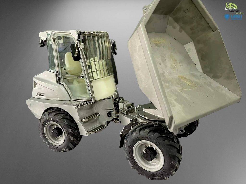 Szary wywrotka z przechyloną przestrzenią ładunkową, na szarym tle. Pojazd prezentuje masywne opony i ochronną kratę kabiny.