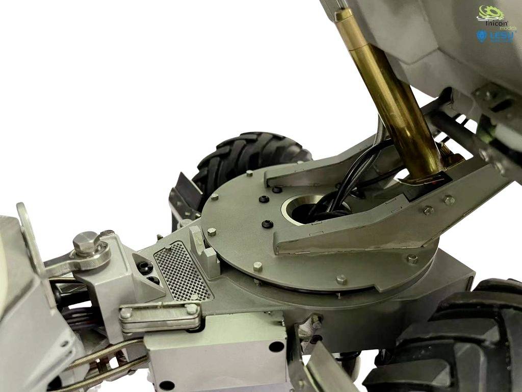 Zbliżenie metalowego robota z dużymi kołami, widocznymi przewodami i połączeniami mechanicznymi. Fokus na technice, industrialny design.