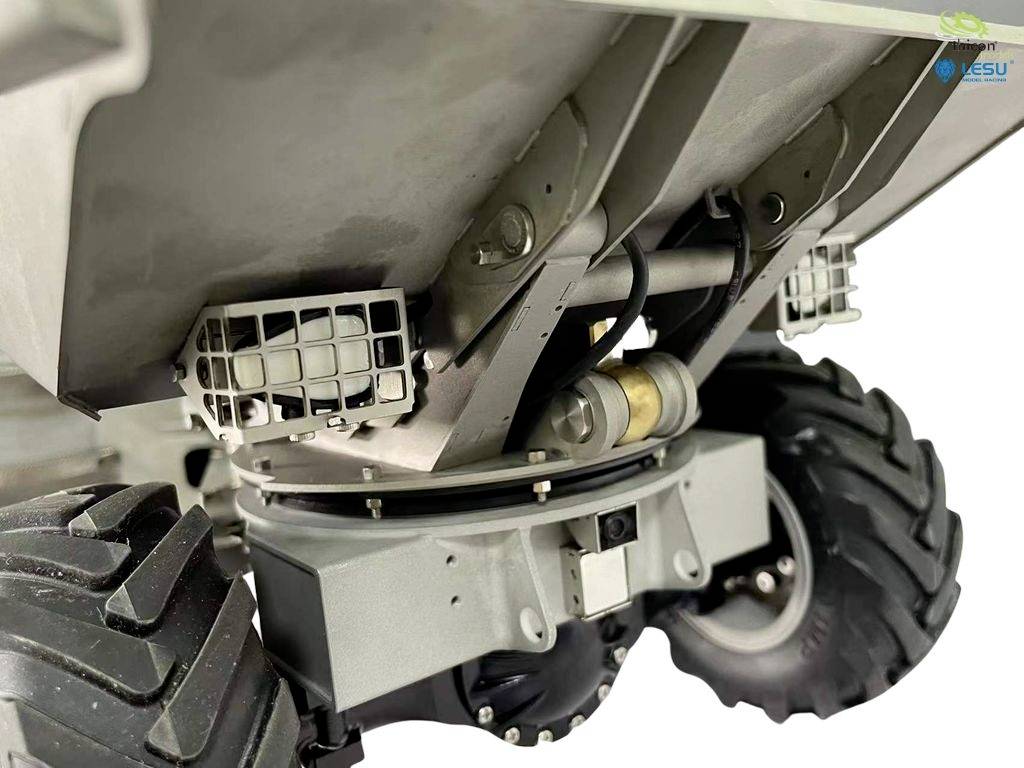 Zbliżenie podwozia robota z dużymi kołami i mechanicznymi komponentami, które wskazują na stabilność i mobilność.