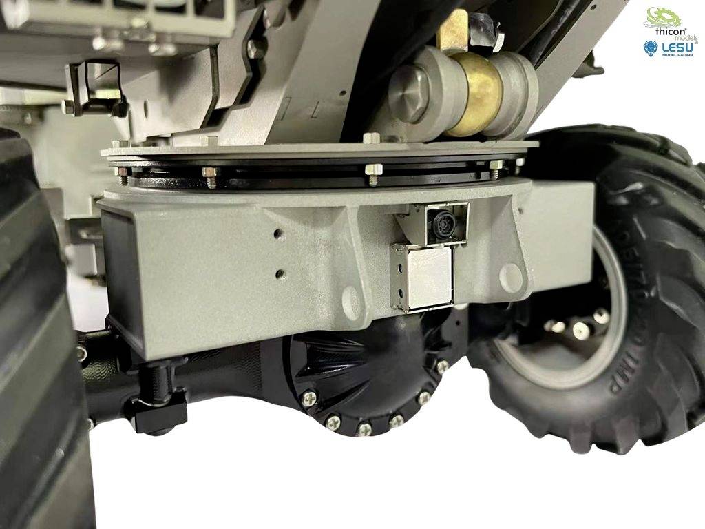 Zbliżenie podwozia pojazdu mechanicznego z solidnymi oponami i metalowymi elementami.