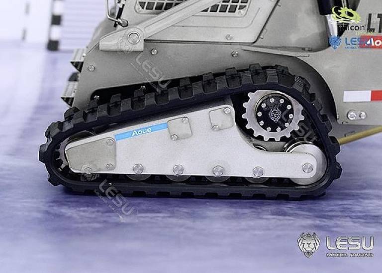 Zbliżenie metalowego łańcucha modelu pojazdu na niebieskim tle z logo 'Lesu'.