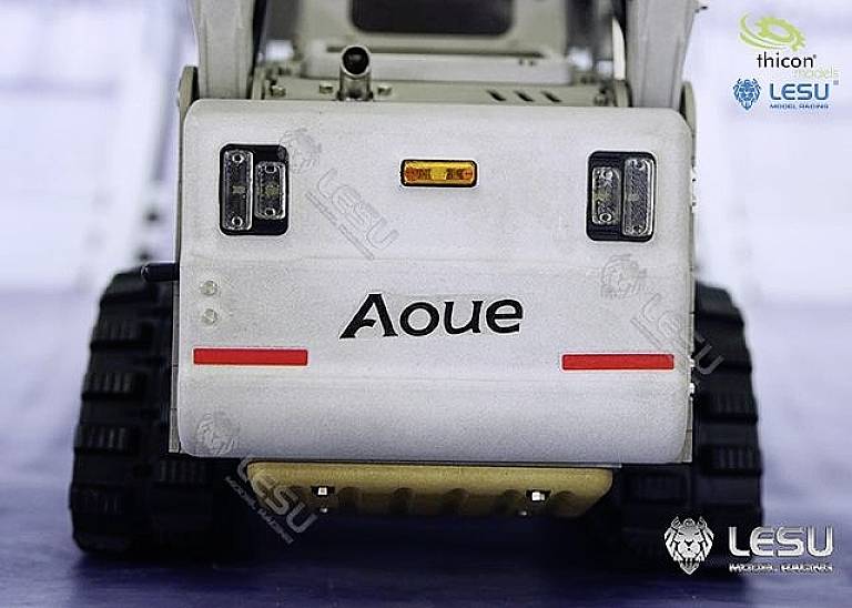 Model pojazdu budowlanego sfotografowany od tyłu, z napisem 'Aoue'. Widoczne są logo marek 'thicon' i 'LESU'.