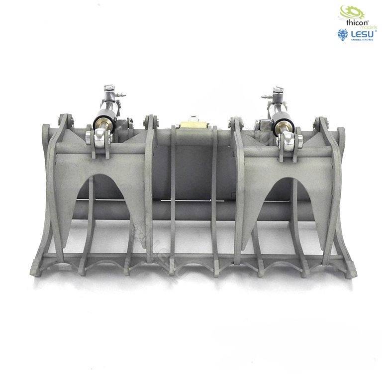 Srebrny chwytak do koparki z dwoma siłownikami hydraulicznymi, używany do podnoszenia i transportowania ciężkich materiałów.