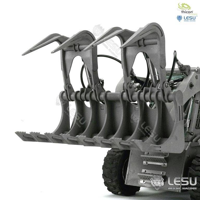 Model hydraulicznego manipulatora zamontowanego na pojeździe, przeznaczonego do podnoszenia dużych przedmiotów.