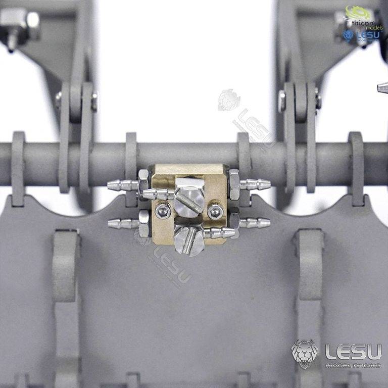 Zbliżenie mechanicznego elementu z wieloma śrubami i połączeniami metalowymi, prawdopodobnie będącego częścią modelu pojazdu lub urządzenia.