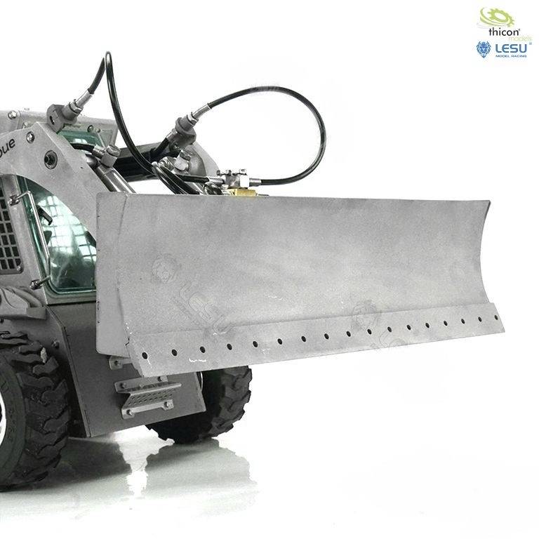 Mały, szczegółowo wykonany model ładowarki z zamontowaną łyżką, idealny dla miłośników modelarstwa i kolekcjonerów.