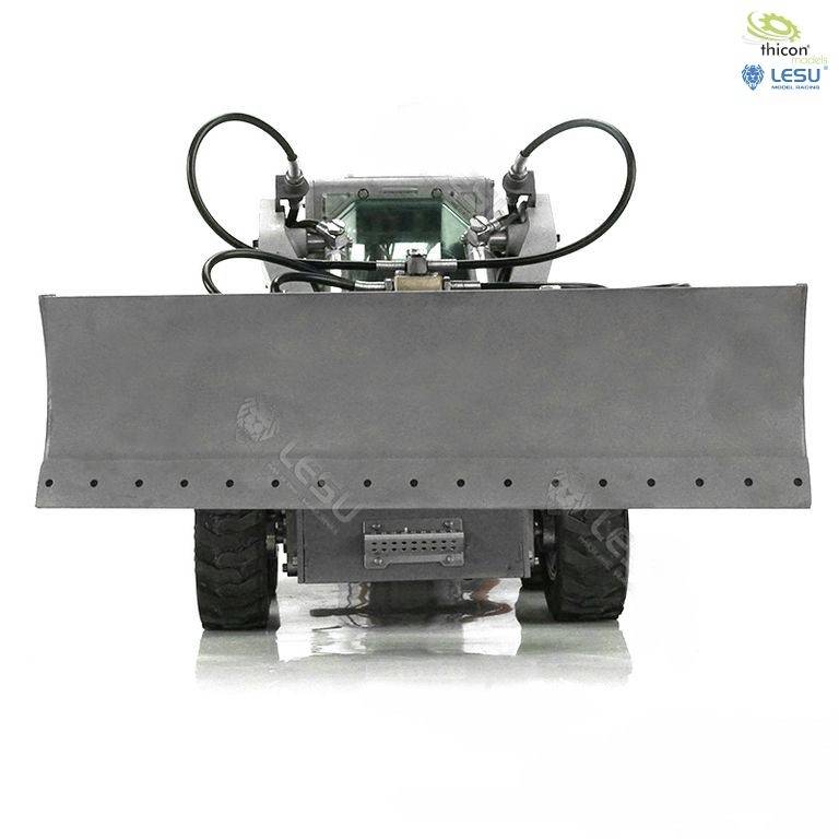 Mała maszyna budowlana z dużą łyżką i widocznymi siłownikami hydraulicznymi; widok z przodu. Logo producenta w prawym górnym rogu obrazu.