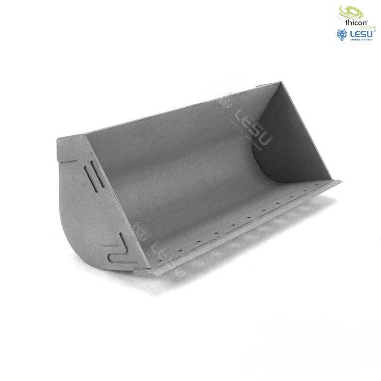 Obraz przedstawia szarą łyżkę koparki stojącą na białym tle. Jest wykonana z metalu i przeznaczona do ciężkich maszyn.