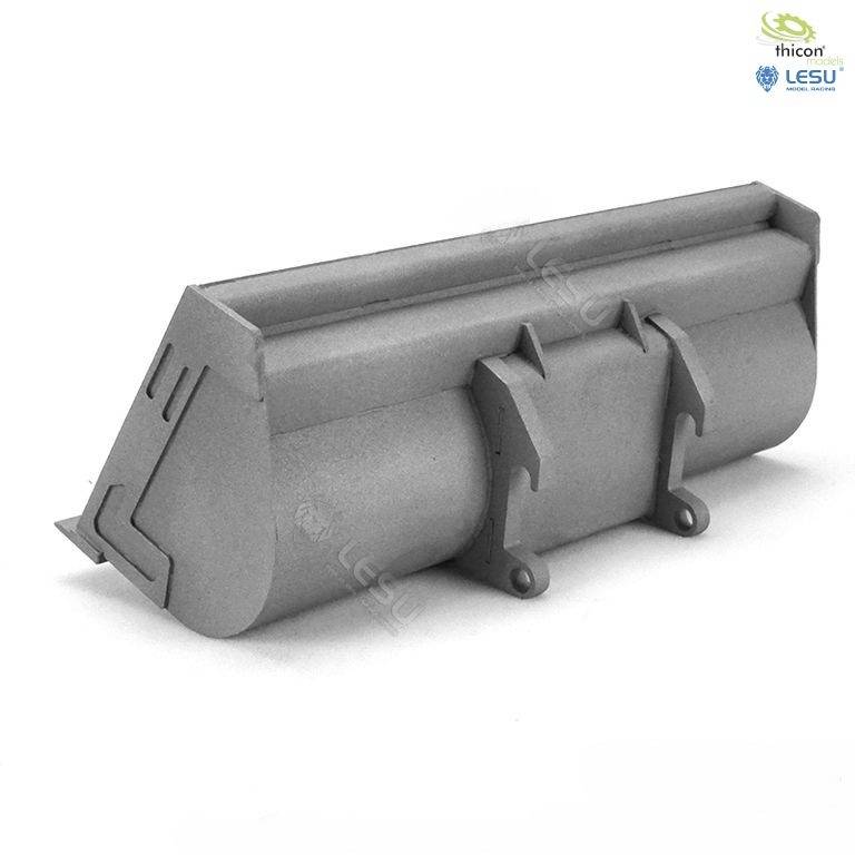 Szara łyżka koparki z mechanizmem mocującym, prezentowana na białym tle, odpowiednia do modelarstwa i konstruowania.