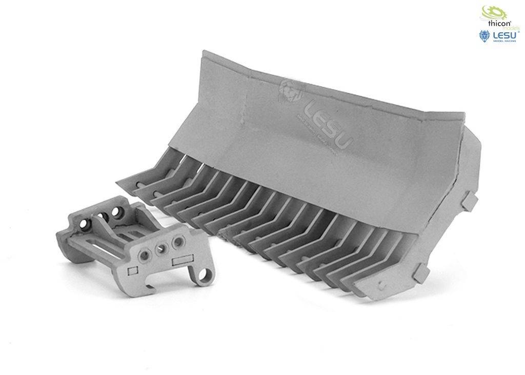 Szara metalowa łopata obok mniejszego elementu technicznego na białym tle.