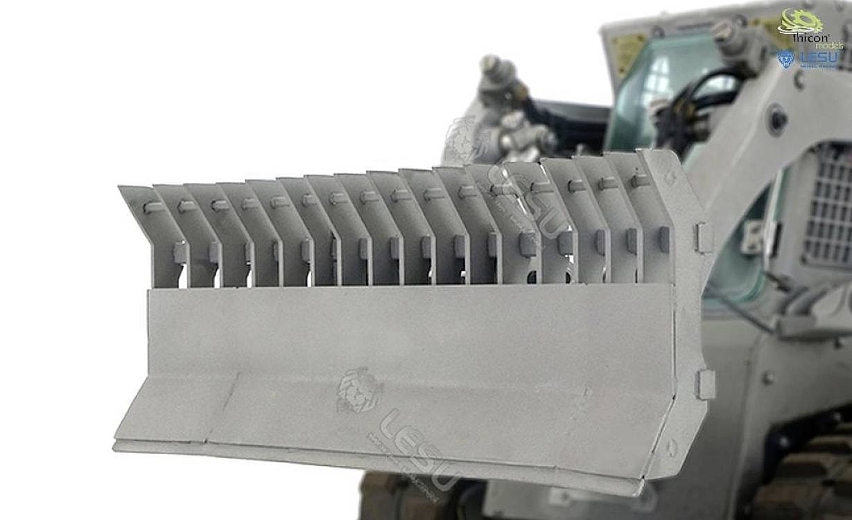 Duży, szary koparka łyżkowa z ząbkowanymi szczękami jest widoczna pośrodku, ze szczególnym naciskiem na jej mechanizm.