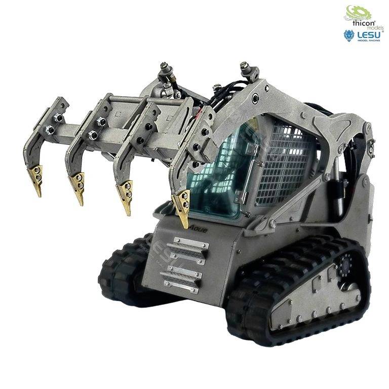 Szary miniaturowy robot budowlany z gąsienicami i chwytakiem w kształcie szczypiec, przedstawiony na białym tle.