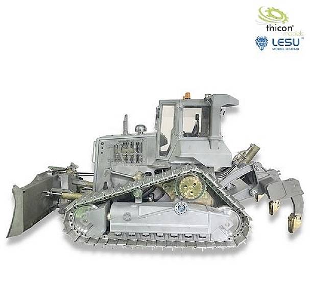 Model szarego buldożera gąsienicowego z ruchomą łyżką, przedstawiony na białym tle.